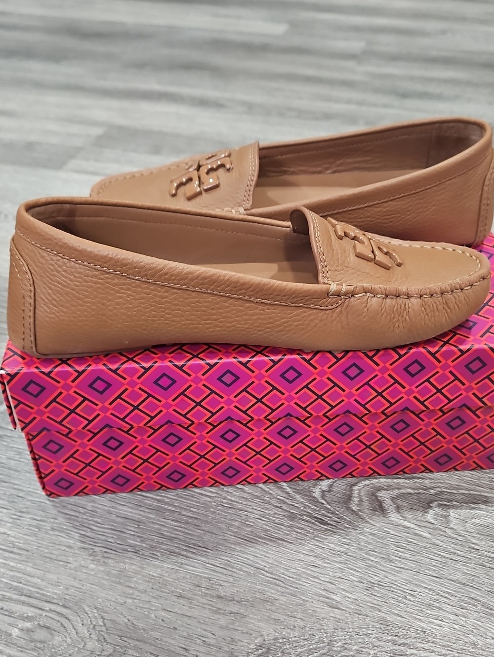 Tory Burch Lowell 2 Driver Tumbled Leather Size 7 Royal Tan - Picture 6 of 11